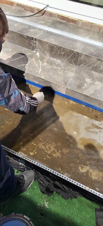 Le processus de pose d'un tapis de pierre de vos propres mains.