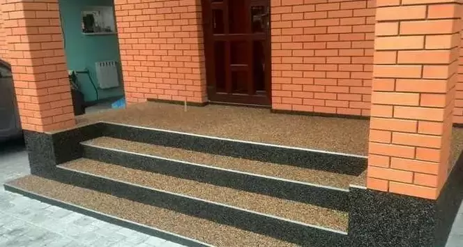 Le résultat de la pose d'un tapis de pierre de vos propres mains.
